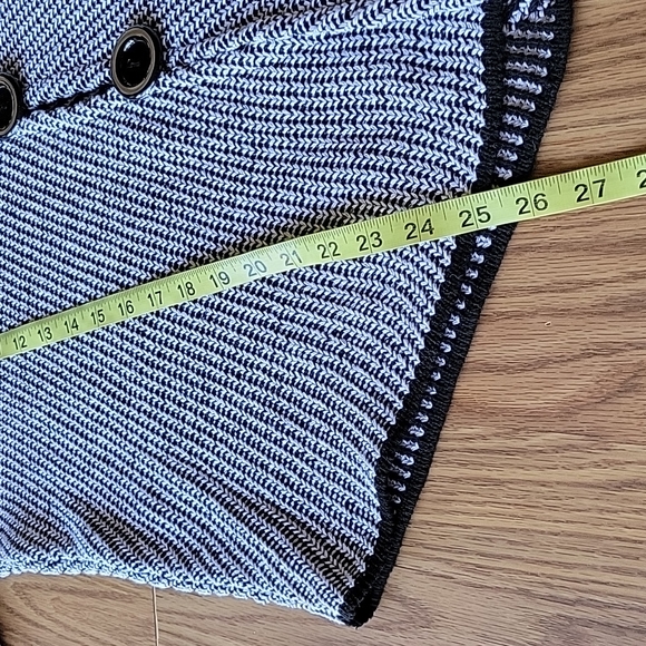 sweater white and black functional buttons missing tag - Picture 12 of 15